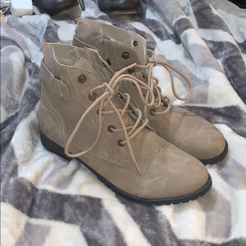 Short combat boots